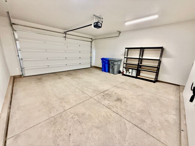 Building Photo - Spacious 3-BR Townhome in Washington