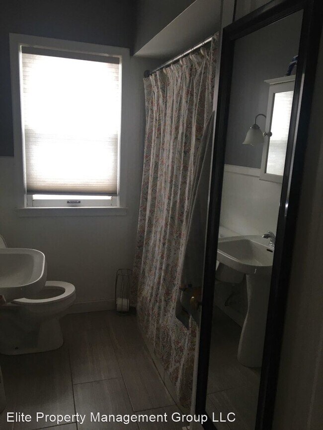 Building Photo - 3 br, 1 bath House - 5508 Shoreview Ave. S...