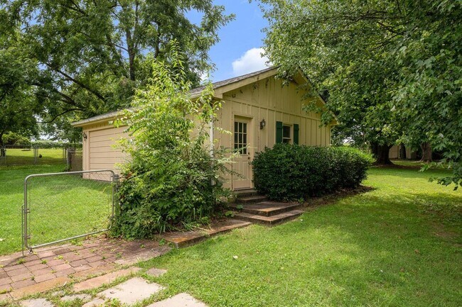 Building Photo - Beautiful Brick Ranch Home in Franklin