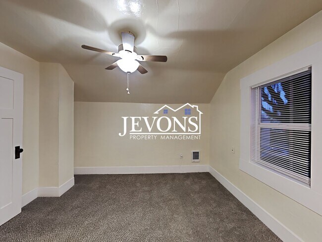 Building Photo - Make yourself at home in this apartment lo...