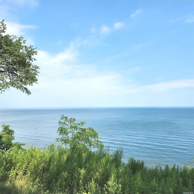 Building Photo - 384 Soundview Dr