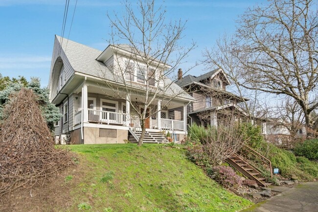 Building Photo - Charming 1-bdrm/1-bath in 1900s Victorian triplex—Prime location, shared laundry & yard