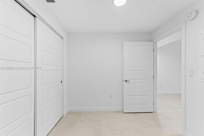 Building Photo - 2150 N Bayshore Dr
