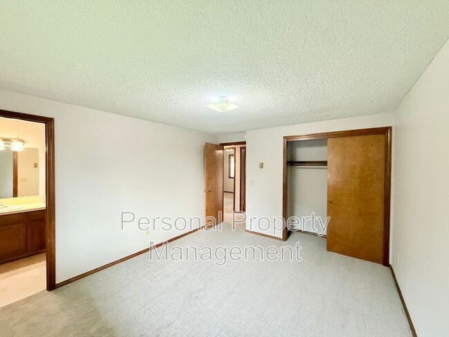 Building Photo - 414 W 39th St