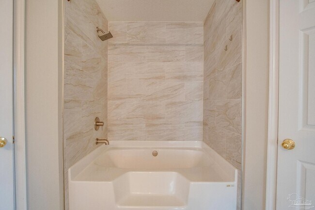 Building Photo - 5029 Lantana Dr