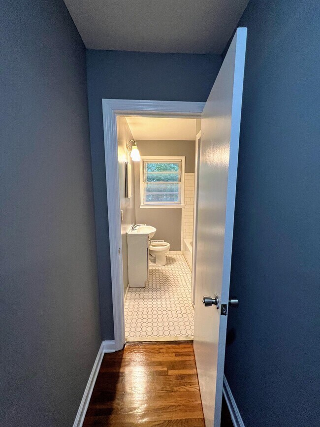 Building Photo - 2884 Meadowview Dr SE