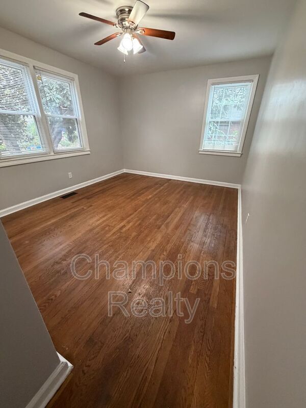 Building Photo - 403 46th St