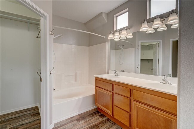 Building Photo - Fantastic 2 Bedroom Townhome minutes away to Camp Pendleton