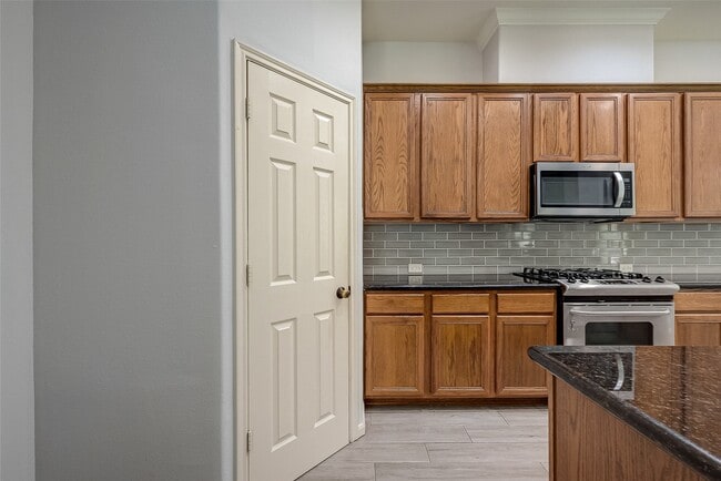 Building Photo - 18302 N Elizabeth Shore Loop