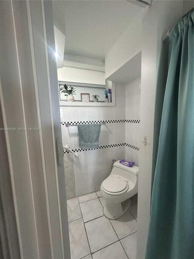 Building Photo - 2851 Leonard Dr