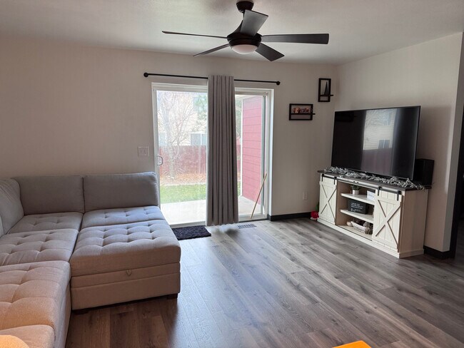 Building Photo - 705 Green Tree Dr