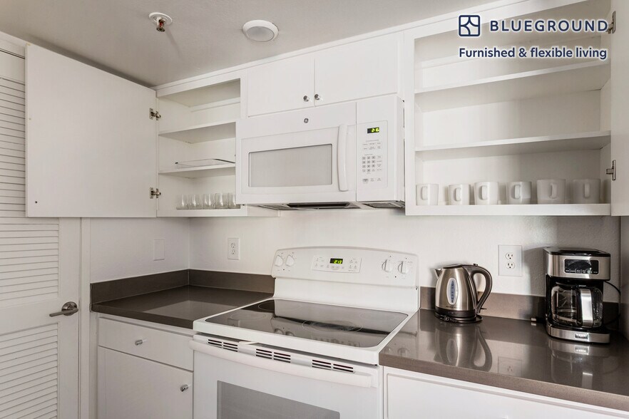 Building Photo - 10977 Bluffside Dr