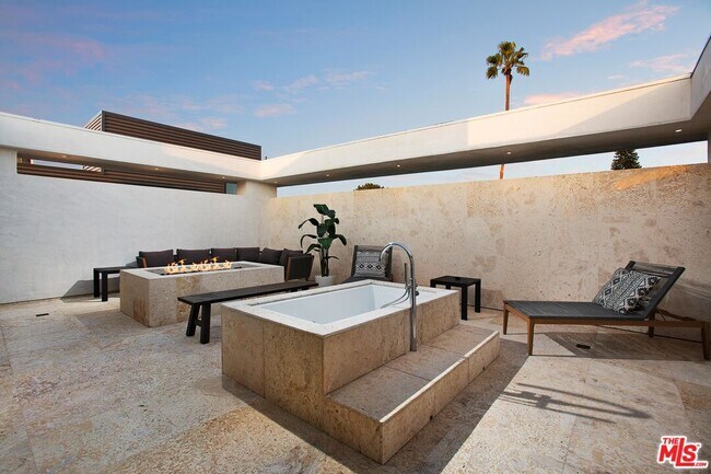 Building Photo - 508 N Sweetzer Ave