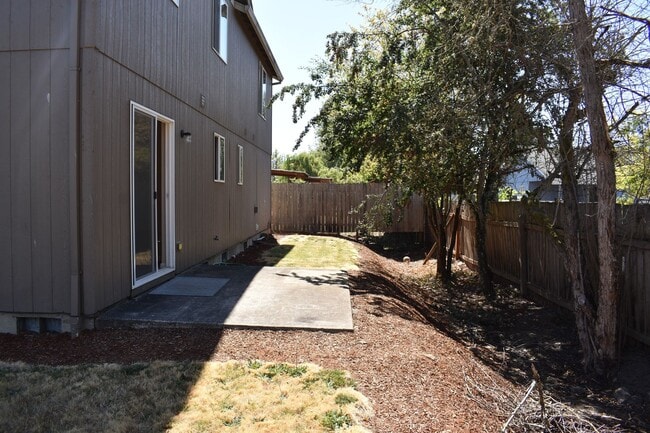 Building Photo - Large 4 bedroom two story home located on a dead end st.