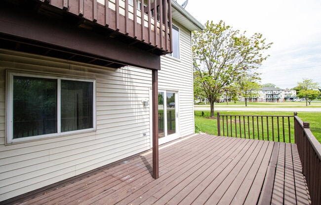 Building Photo - 1410 S River Rd