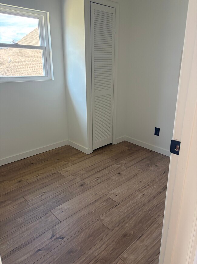 Small bedroom or office - 12516 W Torquay Rd