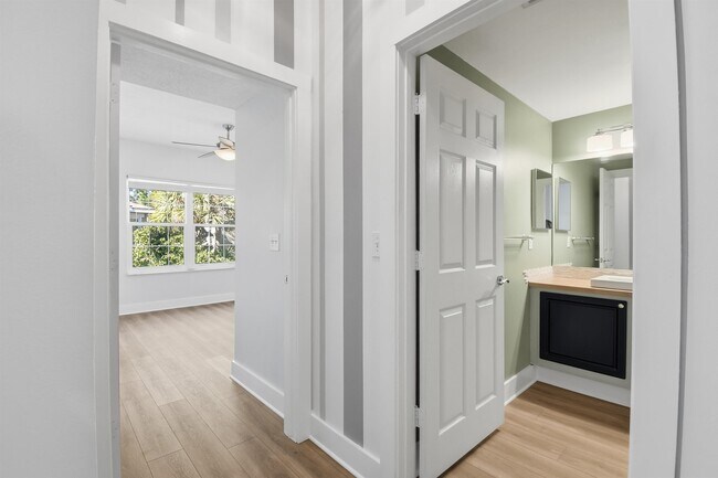 Building Photo - 2005 Mariposa Vista Ln