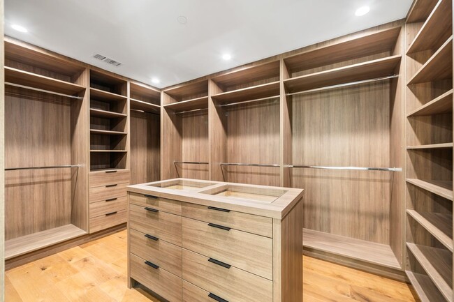 Building Photo - 16105 Clear Oak Dr