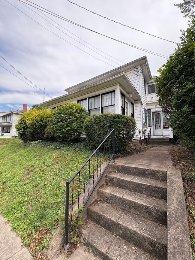 Primary Photo - 17th and Oxford Triplex