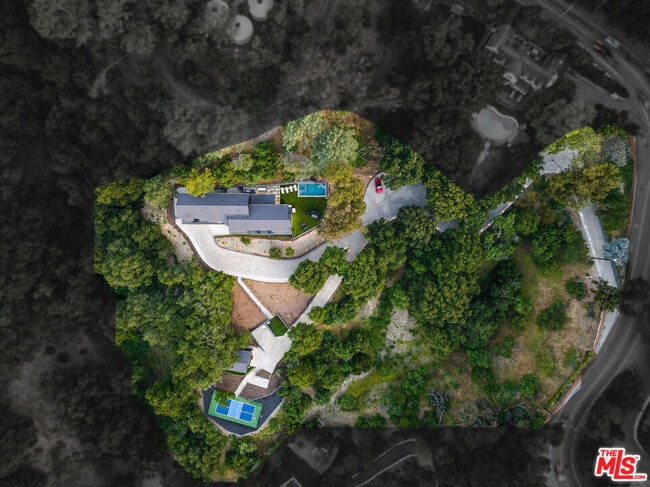 Building Photo - 3140 Coldwater Canyon Ave