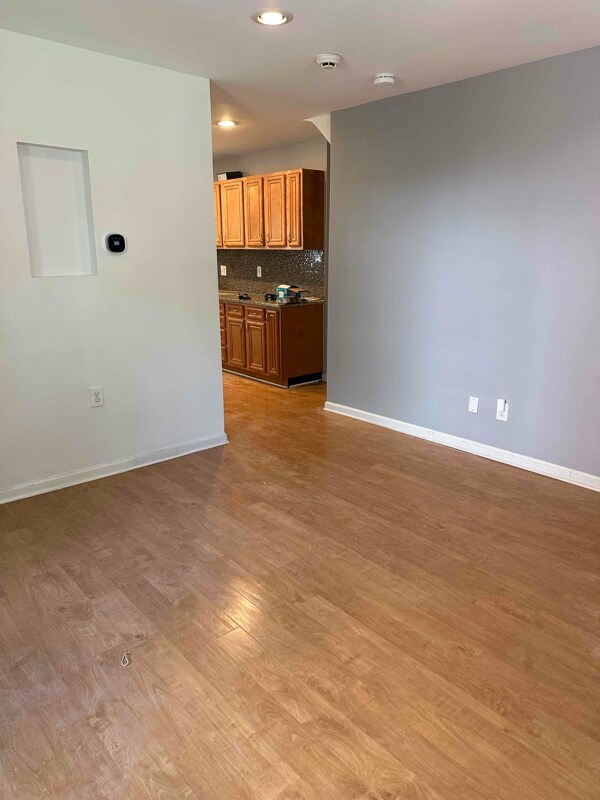 Building Photo - 528 Oakwood St SE