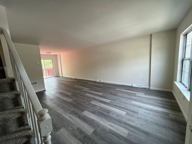 Building Photo - 3BR Townhome - Northampton School District