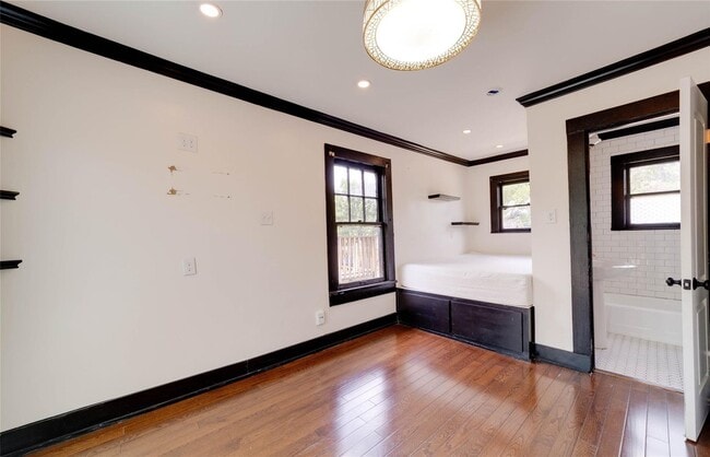 Building Photo - Efficiency Garage Apartment in the Histori...