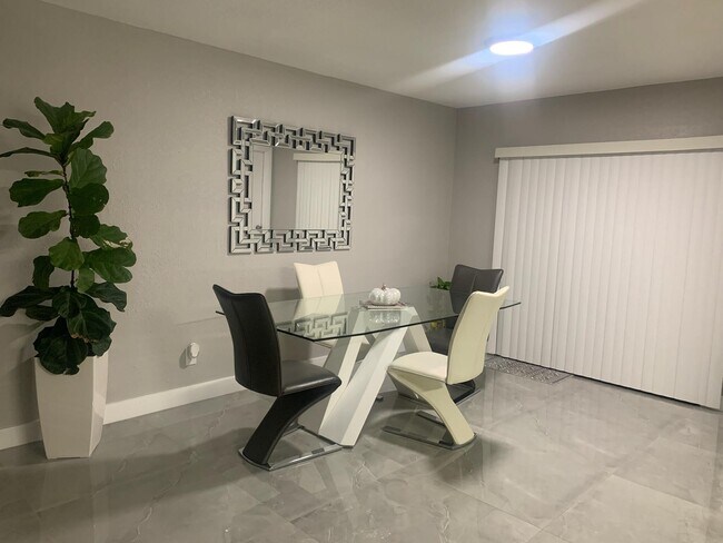 Building Photo - 3093 Pinehurst Dr