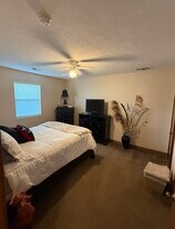 Building Photo - 452 Sunset Dr