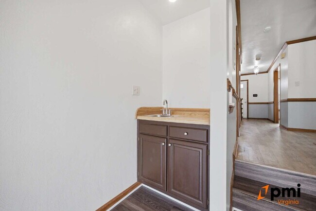 Building Photo - UPDATED 3 BEDROOM 2.5 BATH, FENCED YARD PETS ALLOWED