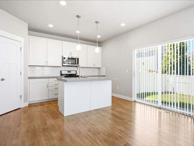 Building Photo - Herriman Lovely 3 bed, 2.5 bath Townhome