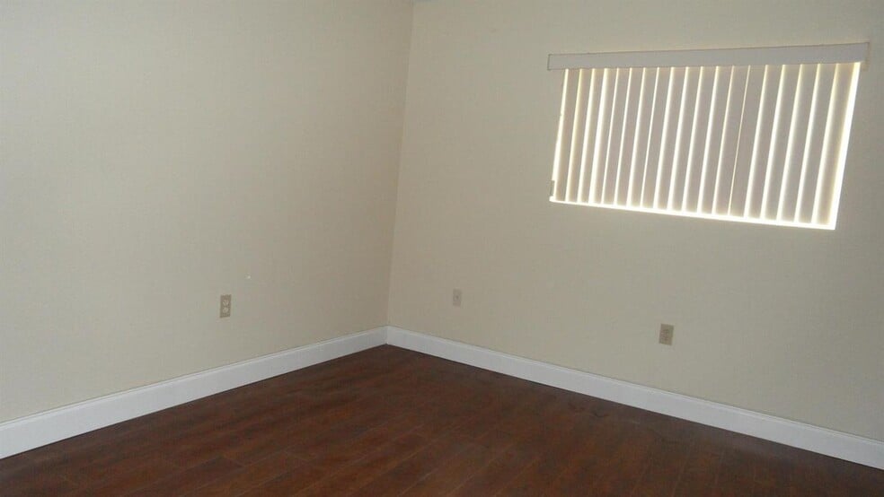 Building Photo - 351 Palm Way