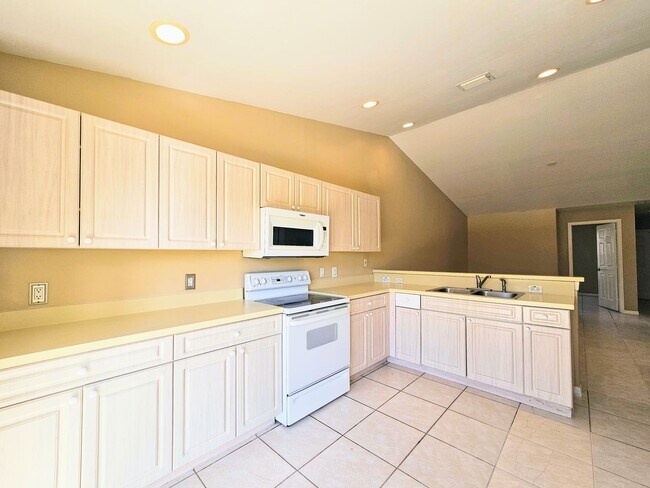 Building Photo - Nice 3 Bedroom Duplex in Lehigh Acres