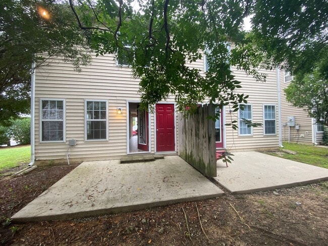 Building Photo - 2 bedroom duplex in Raleigh with ALL the a...