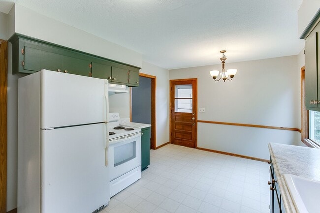 Building Photo - Updated 3 Bedroom Duplex in Battle Creek