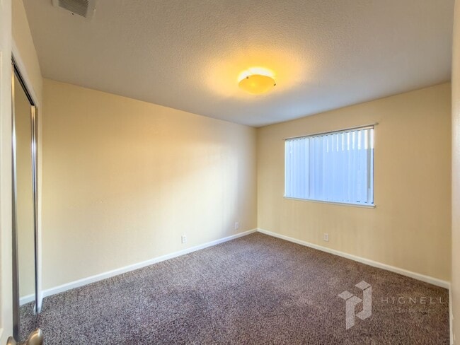 Building Photo - Gated Community, 3 Bed Condo!