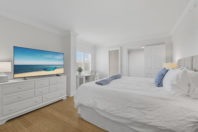 Building Photo - Naples Continental - Condo on the beach!!