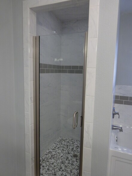Primary Bath - 4406 Parkhurst Dr