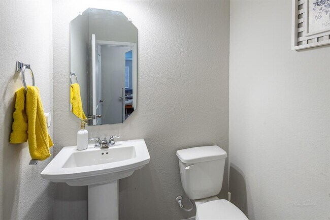 Building Photo - 4519 Hronas Dr