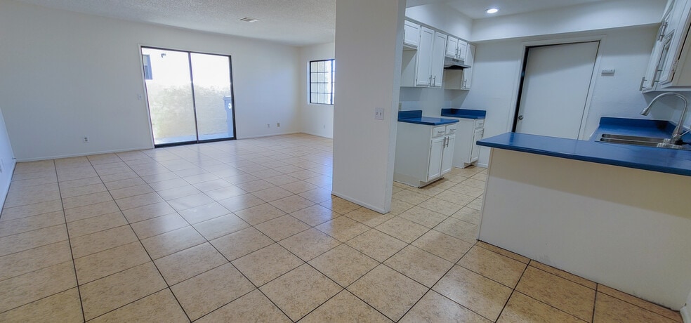 More of open plan - 33425 Wishing Well Trl