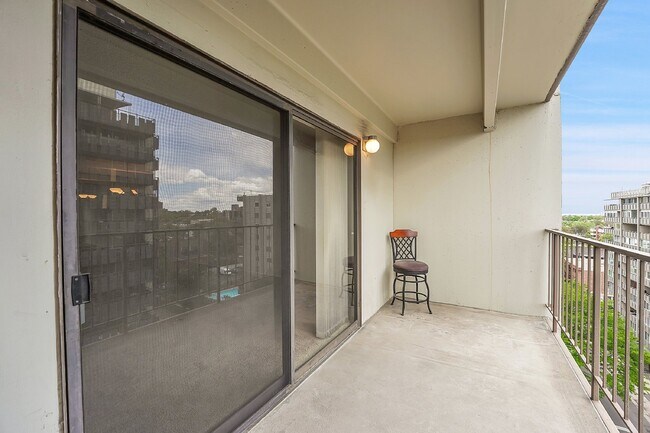 Building Photo - $1,395.00, stunning 1 bed, 1 bath condo in...
