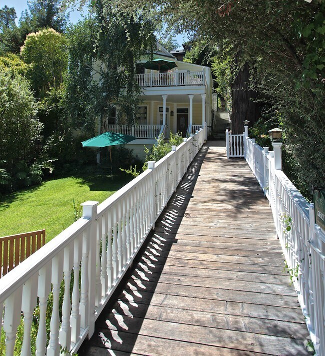 Building Photo - 17 Onyx St