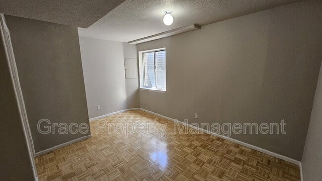 Building Photo - 325 W 116th Ave