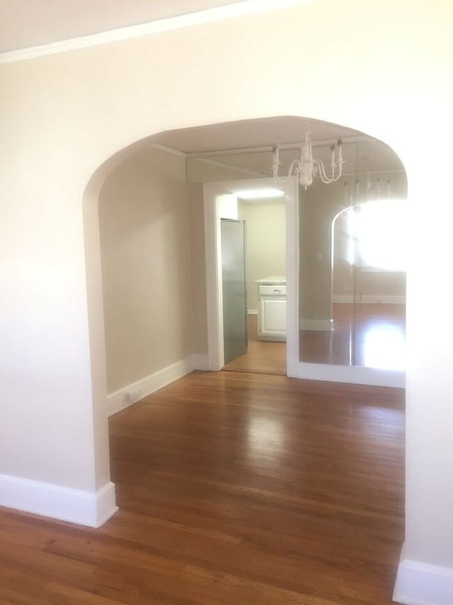 Building Photo - 5 Bedroom 3.5 Bath Brick home in Downtown ...
