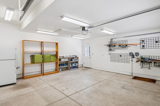 Building Photo - Beautiful, Old-World-style Home in the Heart of Central Menlo Park