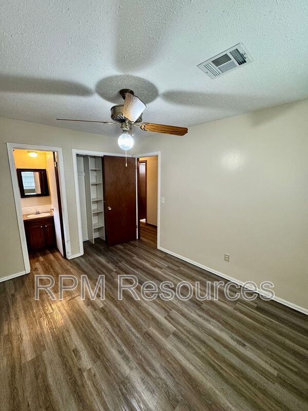 Building Photo - 7625 S Sherwood Ave