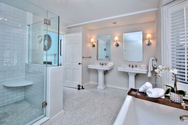 Building Photo - 562 Canoe Hill Rd