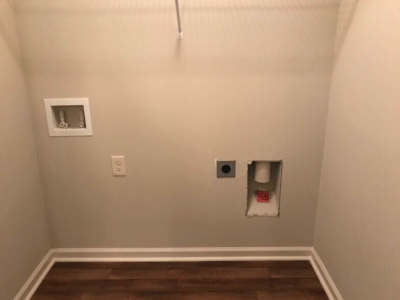 Building Photo - 348 Turtle Creek Dr