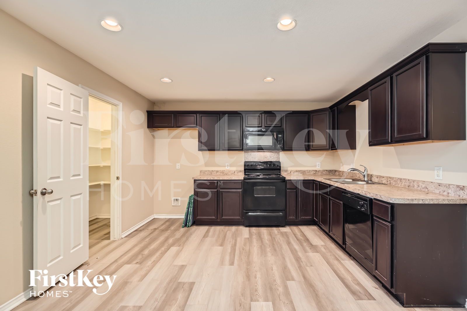 Building Photo - 1925 Cross Oaks Dr