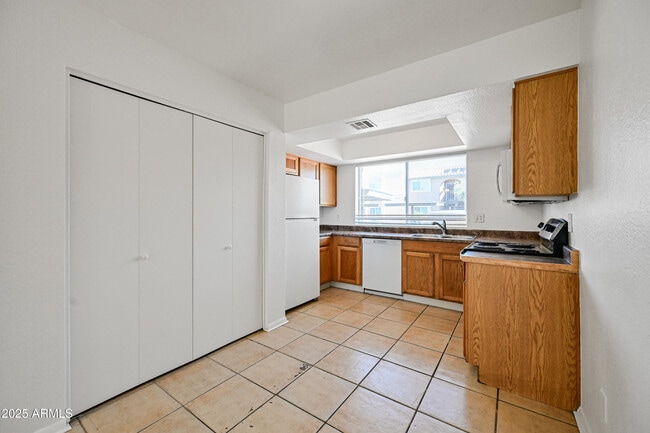 Building Photo - 10802 N 16th Ave